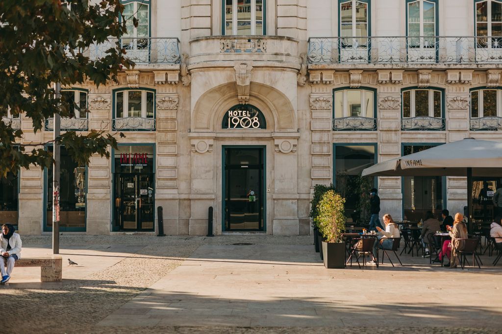 The corner-view architecture of the 1908 Lisboa Hotel building.