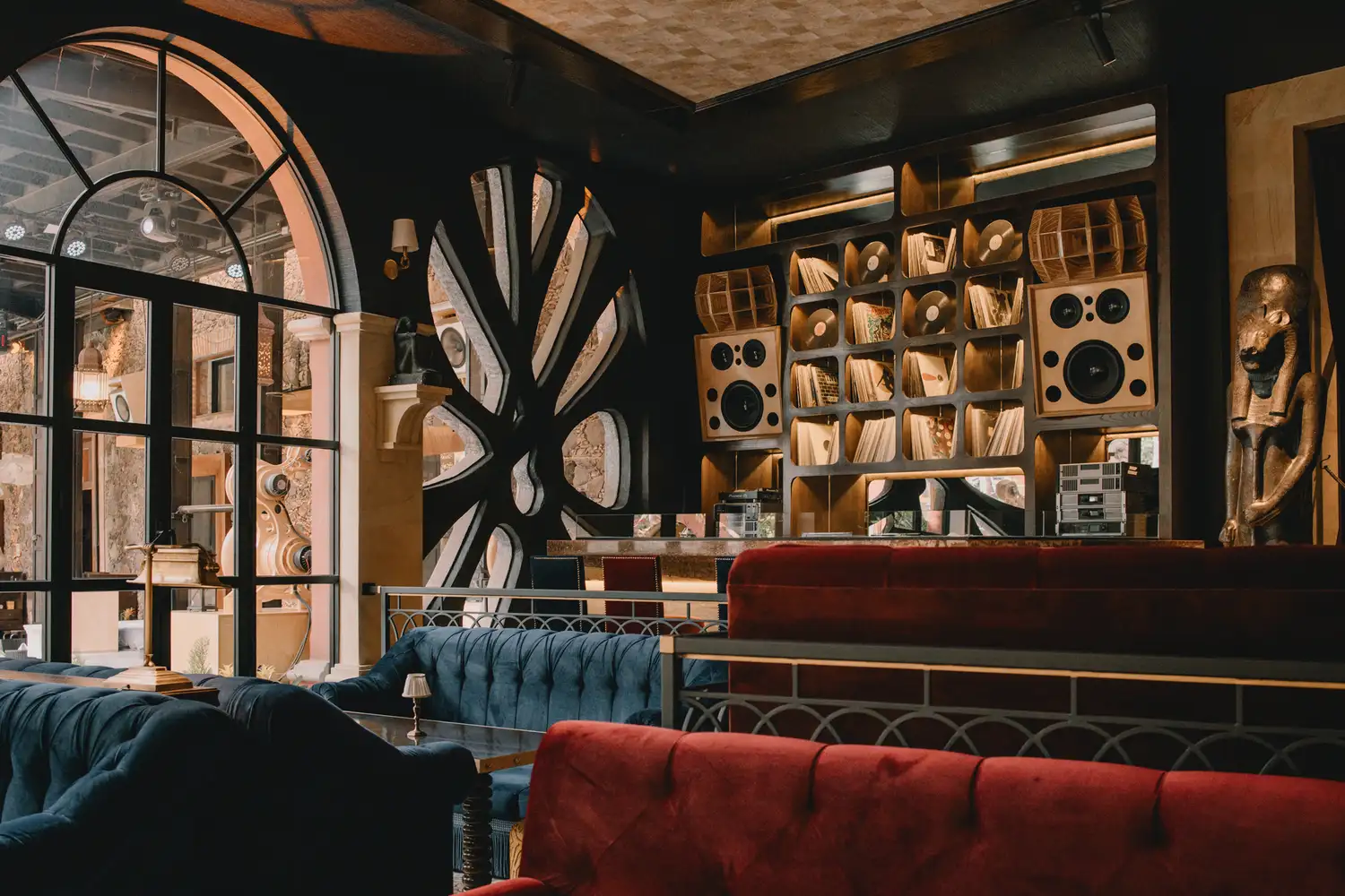The ornate and artistic interior of a high-end restaurant in Querétaro with decorative shelves and warm ambient lighting.