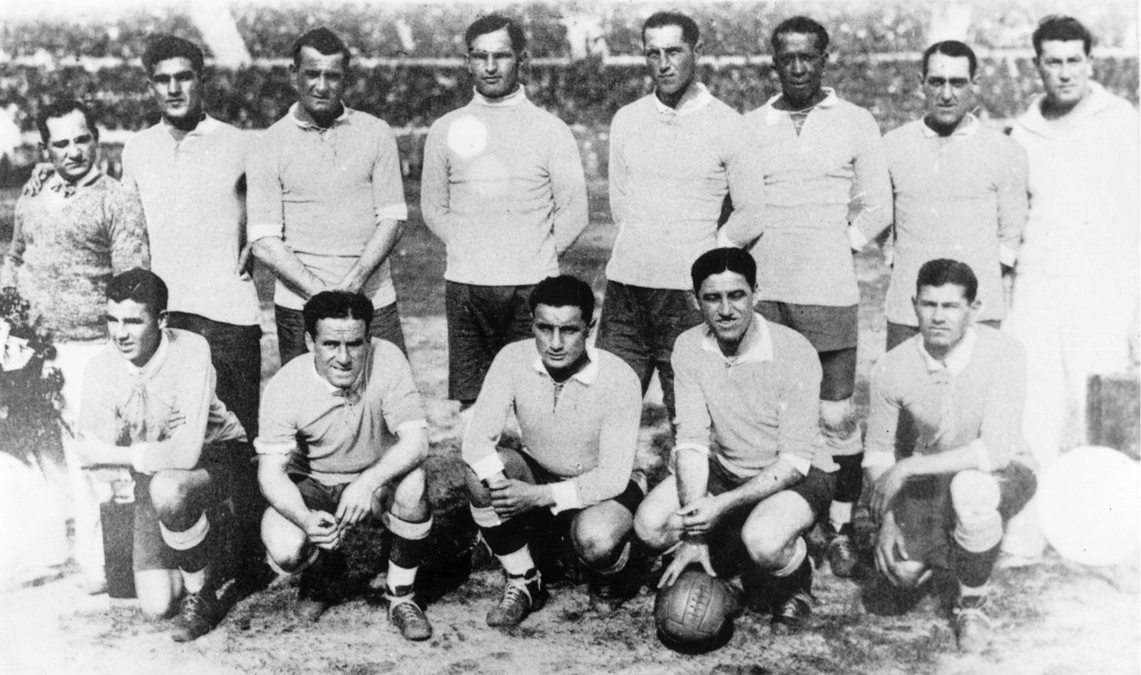 Historical portrait featuring legendary soccer figures including Héctor Scarone and José Nasazzi.